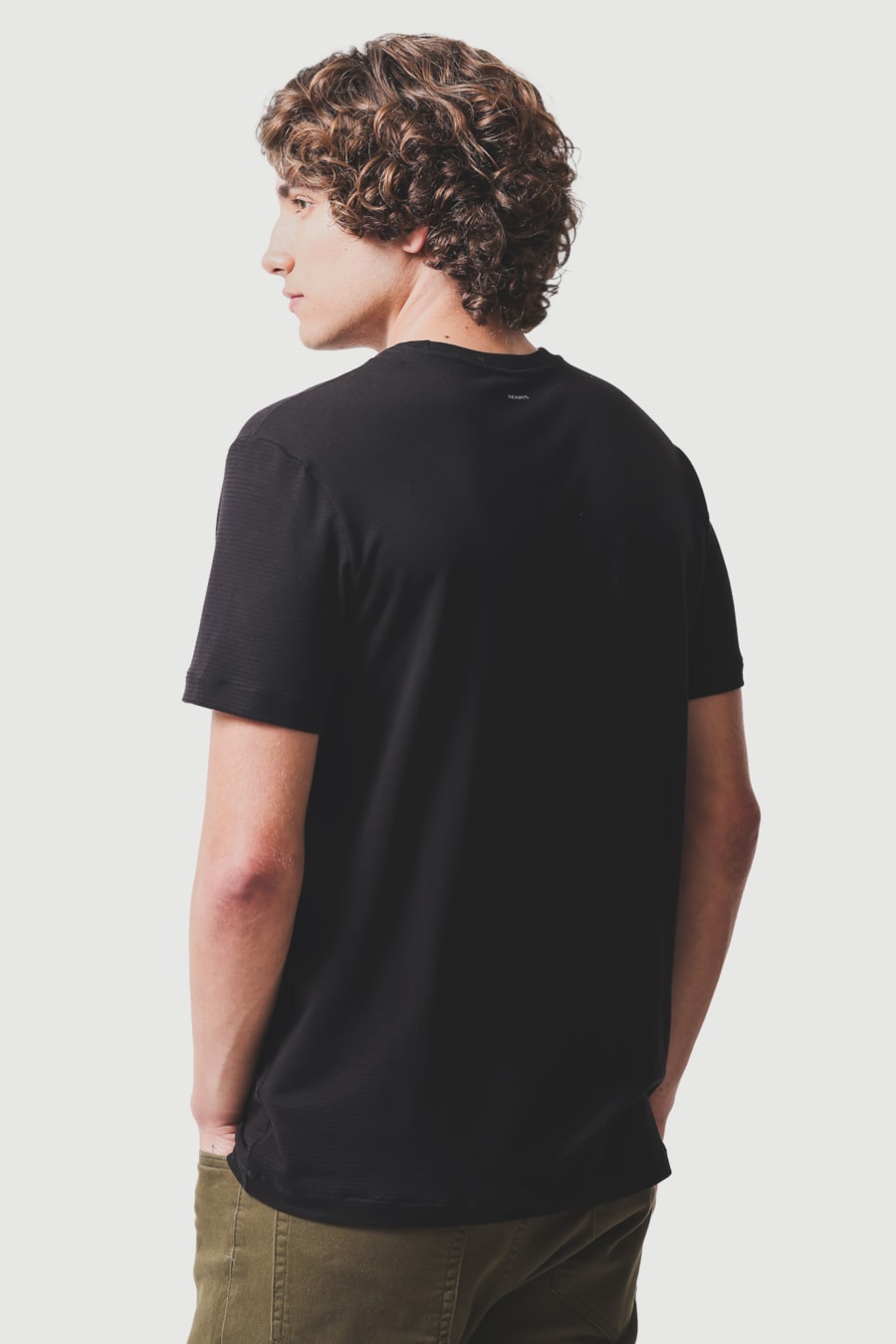 Camiseta Manga Curta Listrada em Modal Preto — foto 4 de 5