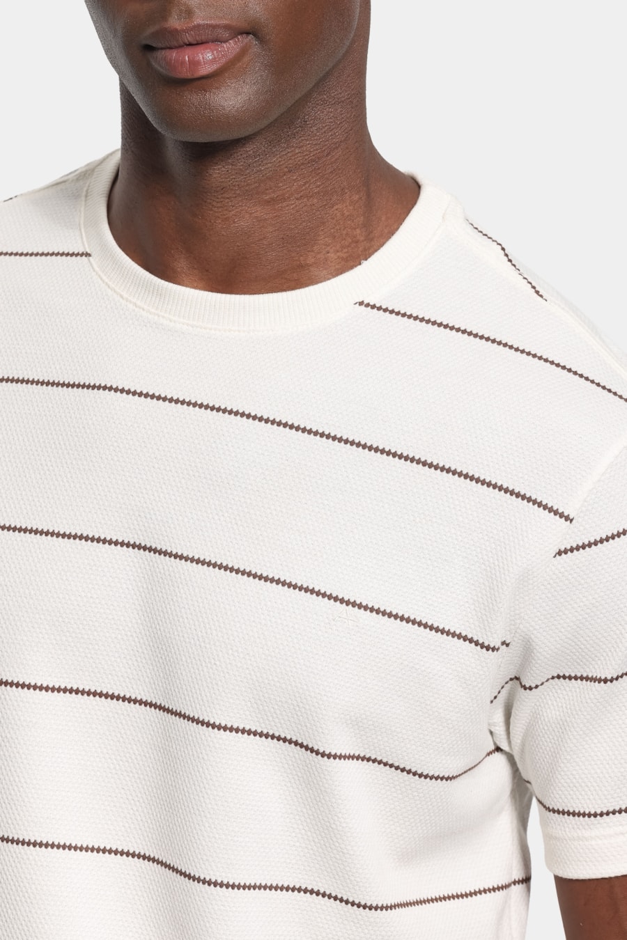 Camiseta Manga Curta Malha Rusc Chocolate C/ Off White — foto 3 de 5