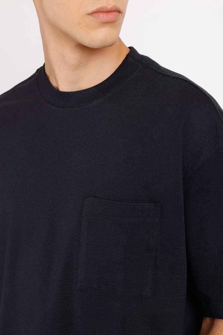 Camiseta Manga Curta Oversized Com Bolso Preto — foto 1 de 3