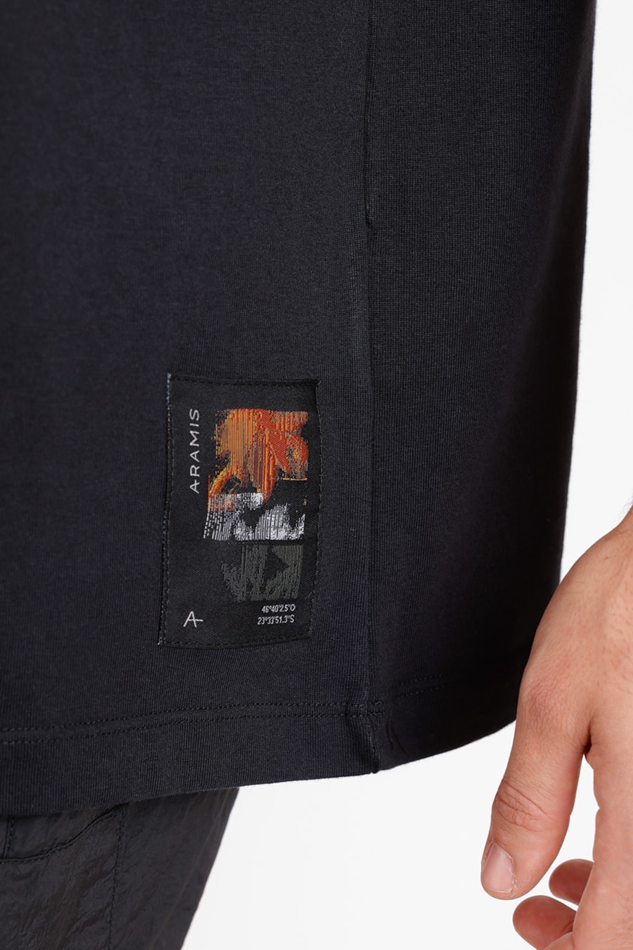 Camiseta Manga Curta Oversized Com Bolso Preto — foto 2 de 3