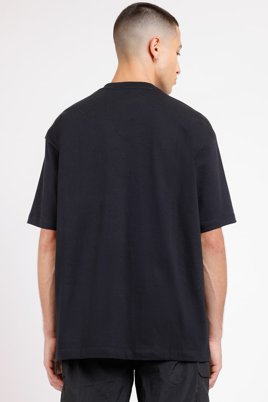 Camiseta Manga Curta Oversized Com Bolso Preto — foto 3 de 3