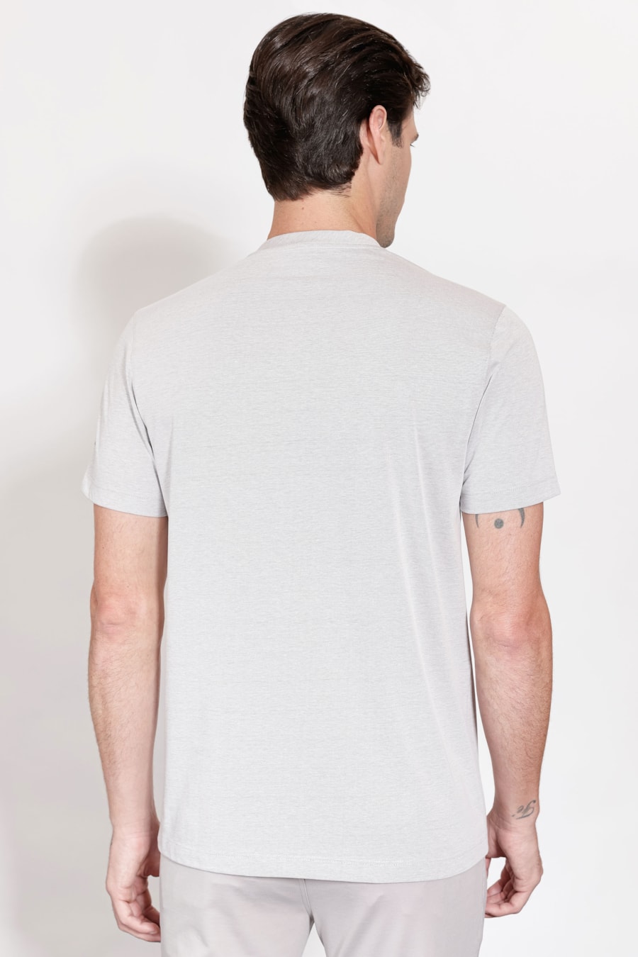 Camiseta Manga Curta Piquet Antiodor Cinza Claro — foto 4 de 5