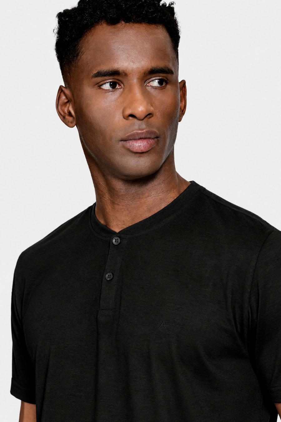 Camiseta Manga Curta Portuguesa em Blend de Linho Preto — foto 3 de 5
