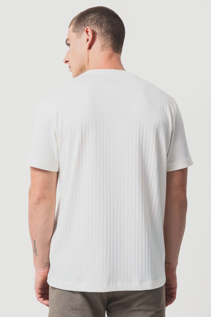 Camiseta Manga Curta Rib em Algodão Off White — foto 4 de 6