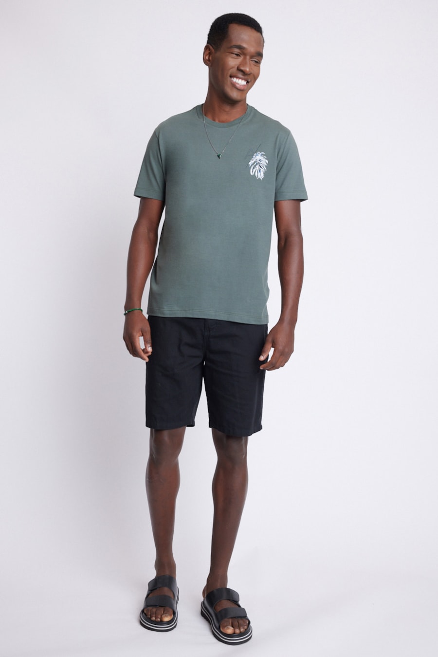 Camiseta Regular Com Estampa Monstera Floresta — foto 2 de 4