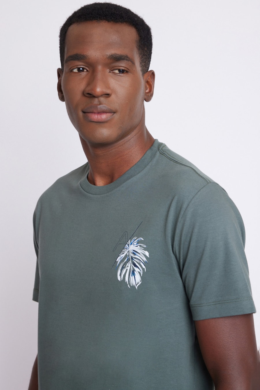 Camiseta Regular Com Estampa Monstera Floresta — foto 3 de 4
