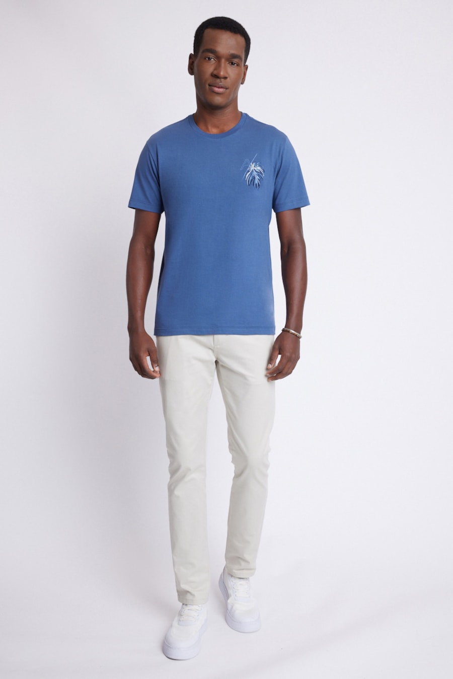 Camiseta Regular Com Estampa Monstera Indigo — foto 2 de 4