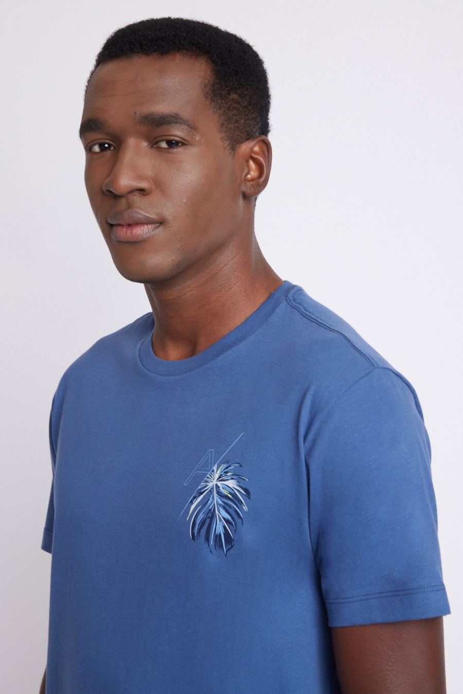 Camiseta Regular Com Estampa Monstera Indigo — foto 3 de 4