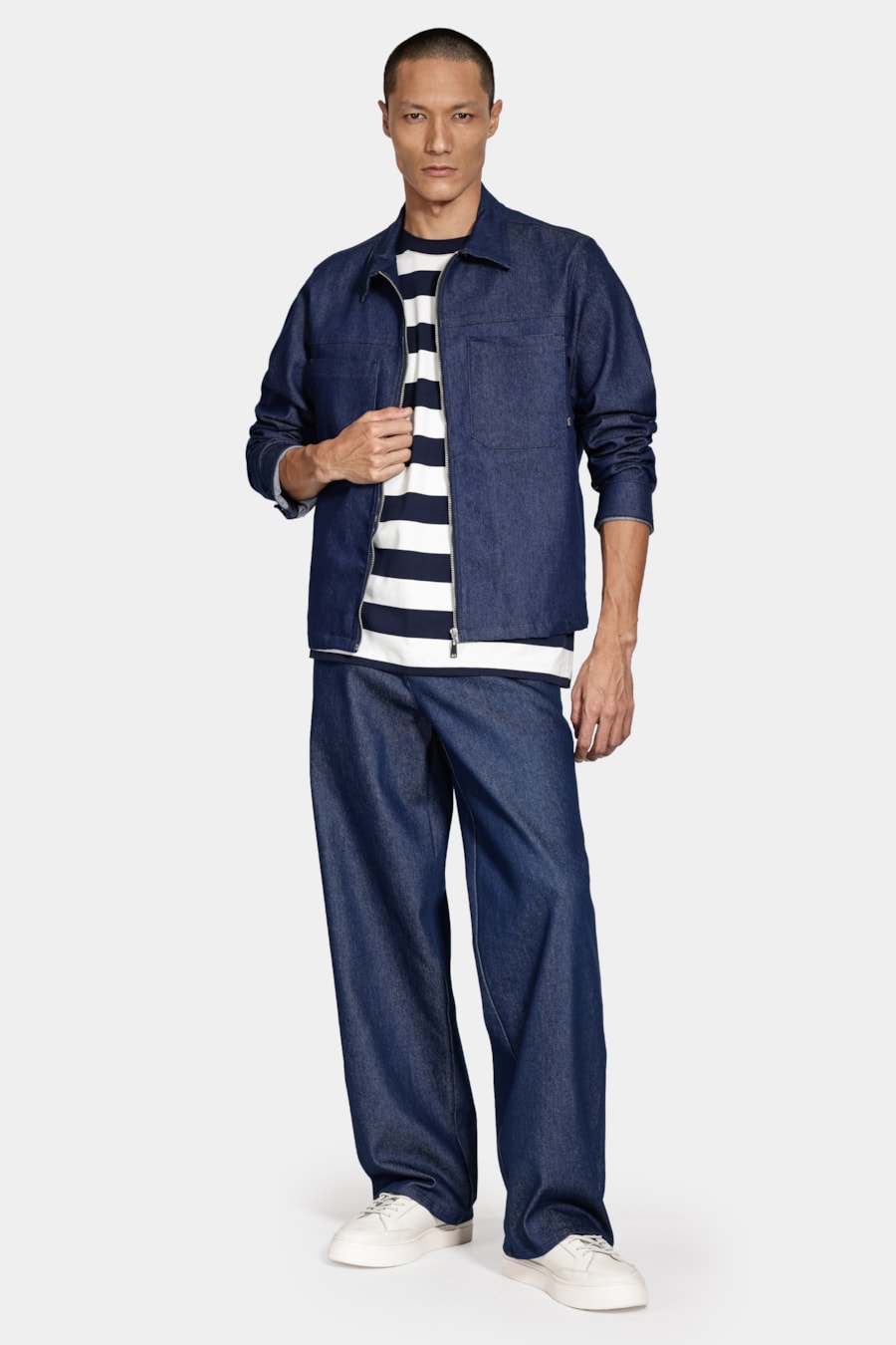 Jaqueta Jeans Com Zíper e Bolsos Azul Escuro — foto 2 de 5
