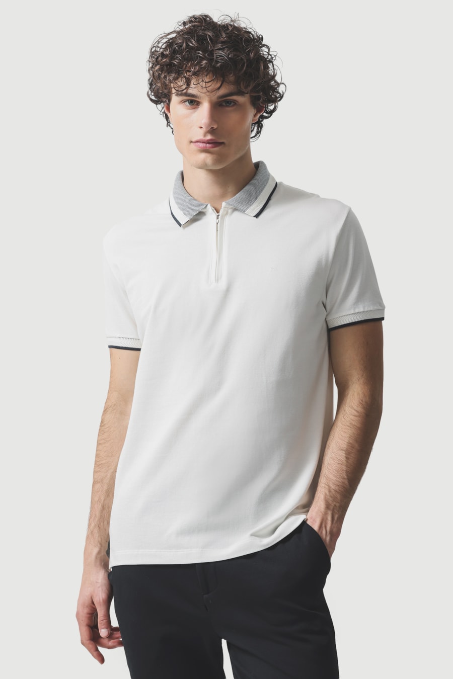 Polo Manga Curta Zíper Com Retilínea Binada Off White — foto 1 de 5