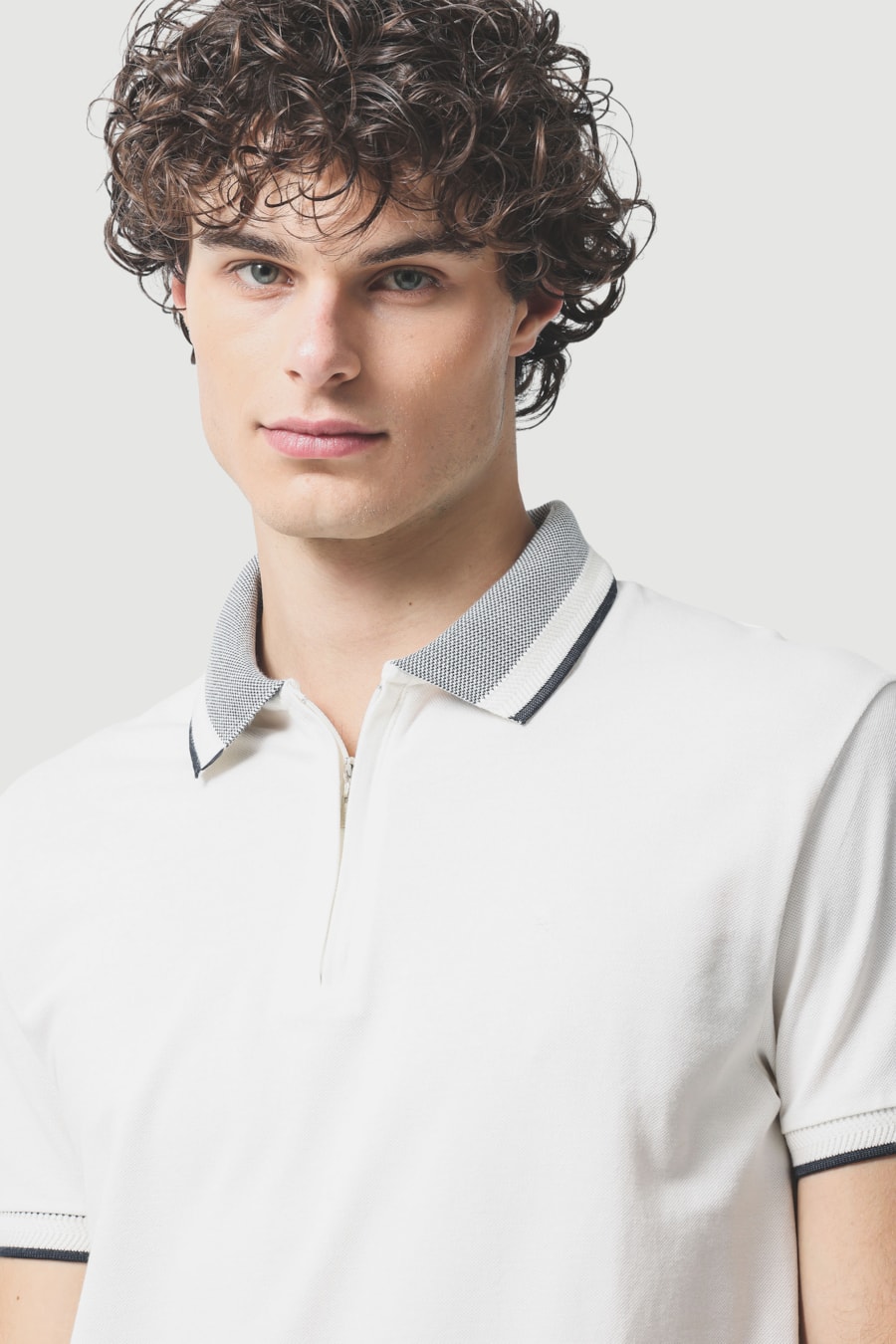 Polo Manga Curta Zíper Com Retilínea Binada Off White — foto 3 de 5