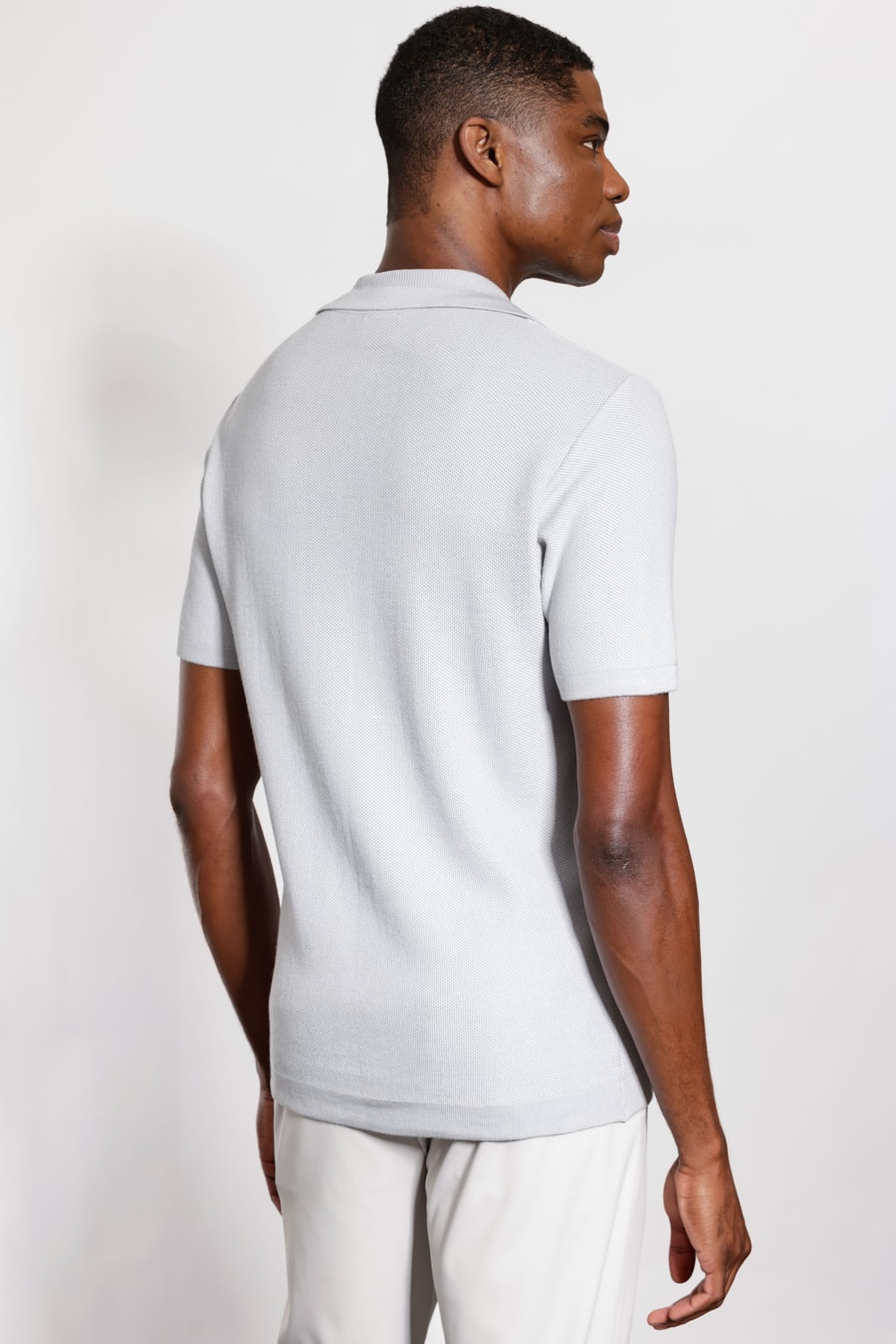 Polo Tricot Manga Curta Texturizada Cinza — foto 4 de 5