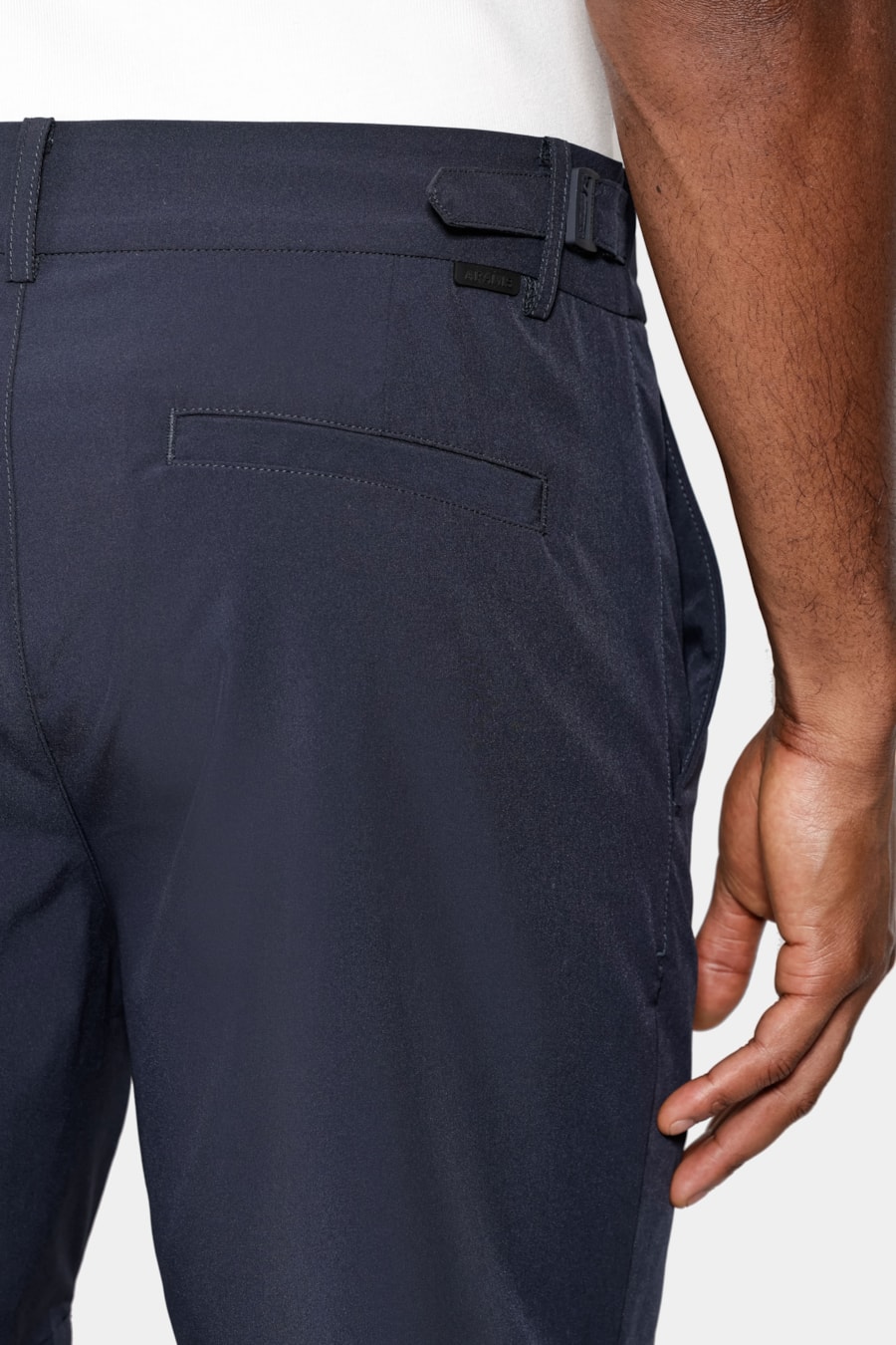 Shorts Tecnológico Com Fivela Marinho — foto 4 de 9
