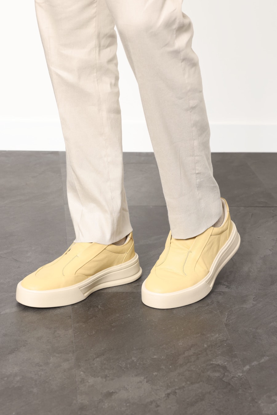 Tênis Couro Comfort Tech Amarelo — foto 3 de 6