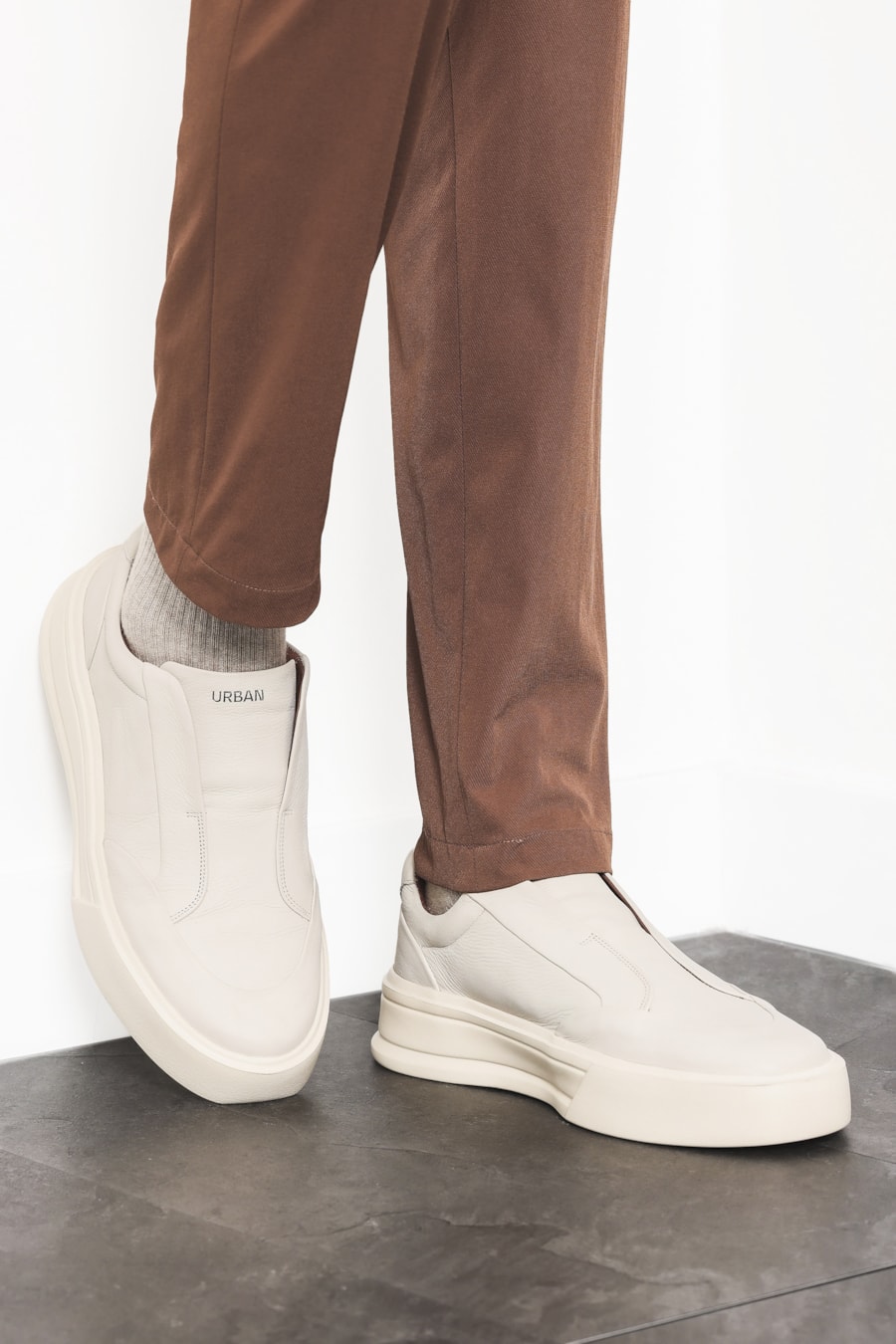 Tênis Couro Comfort Tech Off White — foto 2 de 6