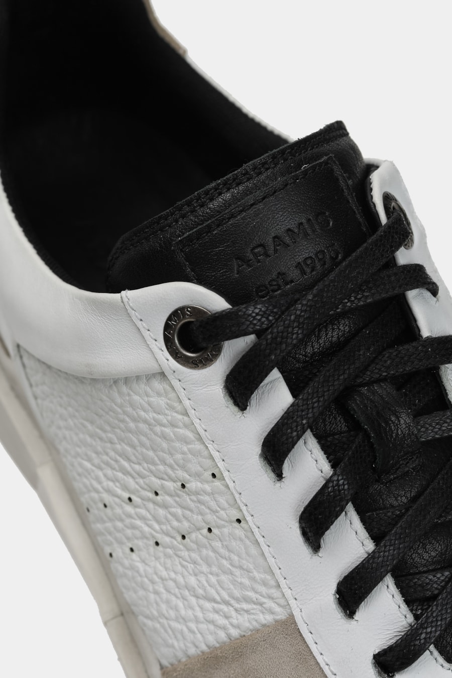 Tênis de Couro Dare Class Off White Com Preto — foto 5 de 6